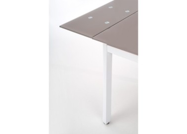 Ištraukiamas valgomojo stalas Alston su stačiakampiu stalviršiu, pagamintu iš smėlio spalvos grūdinto stiklo. Baldo kojos pagamintos iš milteliniu būdu dažyto plieno.