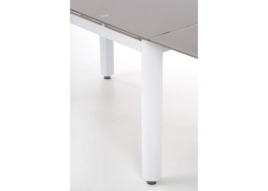 Ištraukiamas valgomojo stalas Alston su stačiakampiu stalviršiu, pagamintu iš smėlio spalvos grūdinto stiklo. Baldo kojos pagamintos iš milteliniu būdu dažyto plieno.