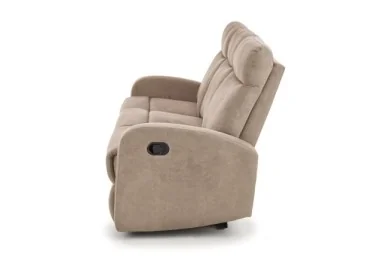 Tai šviesiai rudos spalvos trivietė sofa su paminkštintais apmušalais ir individualiai reguliuojamais mechanizmais kiekvienam sėdimajam segmentui, puikiai tinkanti patogiam poilsiui namuose.