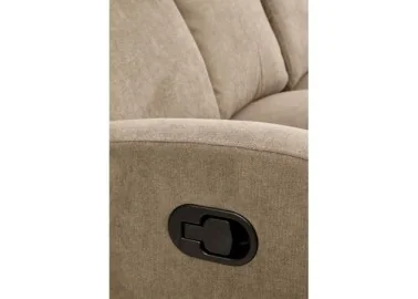 Tai šviesiai rudos spalvos trivietė sofa su paminkštintais apmušalais ir individualiai reguliuojamais mechanizmais kiekvienam sėdimajam segmentui, puikiai tinkanti patogiam poilsiui namuose.