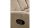 Tai šviesiai rudos spalvos trivietė sofa su paminkštintais apmušalais ir individualiai reguliuojamais mechanizmais kiekvienam sėdimajam segmentui, puikiai tinkanti patogiam poilsiui namuose.