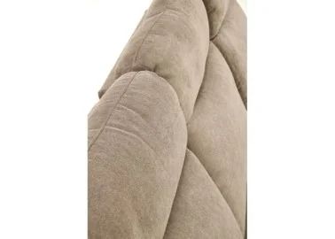 Tai šviesiai rudos spalvos trivietė sofa su paminkštintais apmušalais ir individualiai reguliuojamais mechanizmais kiekvienam sėdimajam segmentui, puikiai tinkanti patogiam poilsiui namuose.