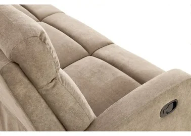 Tai šviesiai rudos spalvos trivietė sofa su paminkštintais apmušalais ir individualiai reguliuojamais mechanizmais kiekvienam sėdimajam segmentui, puikiai tinkanti patogiam poilsiui namuose.
