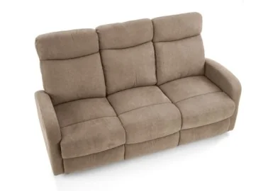 Tai šviesiai rudos spalvos trivietė sofa su paminkštintais apmušalais ir individualiai reguliuojamais mechanizmais kiekvienam sėdimajam segmentui, puikiai tinkanti patogiam poilsiui namuose.