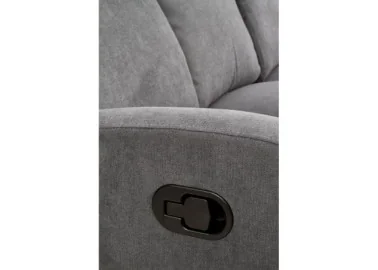 Tai pilkos spalvos trivietė sofa su paminkštintais apmušalais ir individualiai reguliuojamais mechanizmais kiekvienam sėdimajam segmentui, puikiai tinkanti patogiam poilsiui namuose.