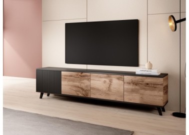 Tai elegantiškas ir funkcionalus TV staliukas su dviejų medinių durelių bei vienos juodos, vertikaliais grioveliais dekoruotos sekcijos dizainu.

Jo modernus stilius ir rudos bei juodo spalvos paviršiaus derinys suteikia prabangos ir išskirtinumo bet kuriam gyvenamajam kambariui.