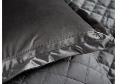 Pilkos spalvos veliūrinis komplektas - lovatiesė ir du pagalvėlių užvalkalai Imperial Barchat 09. Trijų sluoksnių rombo formomis dygsniuota lovatiesė. Hipoalerginis
