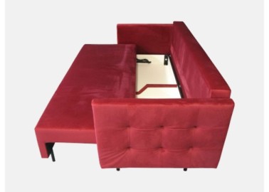 Raudonos spalvos lietuvių gamybos sofa lova, pagaminta iš aukščiausios kokybės veliūrinio audinio. Sofa su miegojimo funkcija ir patalynės dėže