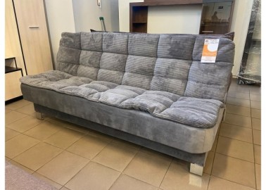 Pilkos spalvos velvetinė sofa-lova su chromuoto metalo kojelėmis.
