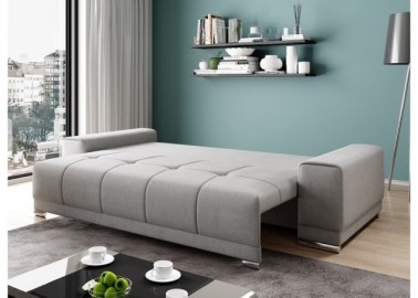 Šiuolaikiška modernaus dizaino sofa-lova su pagalvėlėmis, aptraukta švelniu gobelenu šviesiai pilkos spalvos išskleista