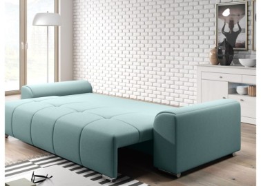 Šiuolaikiška modernaus dizaino sofa-lova su pagalvėlėmis, plačiais porankiais ir patalynės dėže šviesiai mėlynos spalvos Rob Ast