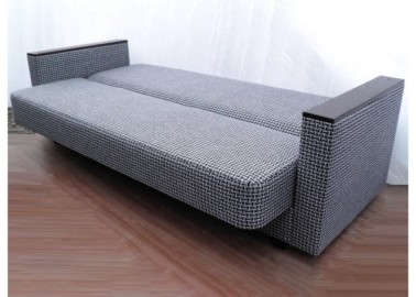 Pilkos spalvos sofa lova su mediniais porankiais, patalynės dėže ir knyga miegojimo mechanizmu