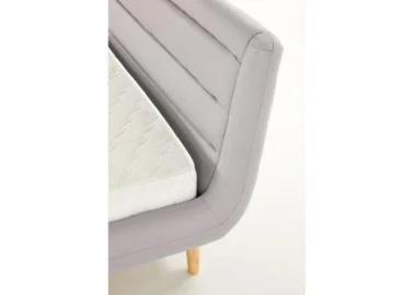 Šiuolaikinio dizaino pilkos spalvos lova Elanda, pasižyminti minimalistinėmis ir švariomis linijomis. Idealus pasirinkimas norintiems suteikti savo miegamajam modernų ir elegantišką įvaizdį. Lova skirta 160x200 čiužiniui.