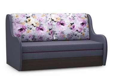 Pilkos spalvos miegamoji sofa lova su ryškiomis gėlėmis puoštomis pagalvėmis, patalynės dėže ir miegojimo funkcija