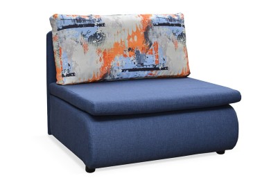 Mėlynos spalvos miegamasis fotelis su spalvota ryškia pagalve