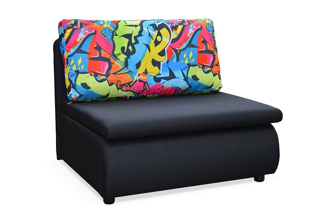 Juodos spalvos miegamasis fotelis Kubuš su Graffitti raštais, miegojimo funkcija ir patalų dėže