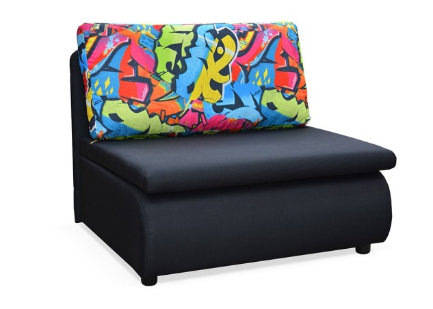 Juodos spalvos miegamasis fotelis Kubuš su Graffitti raštais, miegojimo funkcija ir patalų dėže