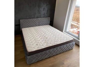 Pilkos spalvos dvigulė elegantiško dizaino veliūrinė lova Harmonija su patalynės dėže - klientų nuotrauka