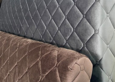 Harmonija - žavinga karališko dizaino dvigulė lova su pilkos spalvos veliūriniu audiniu ir patalynės dėže - reali nuotrauka