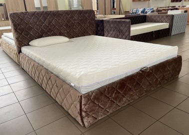Harmonija - žavinga karališko dizaino dvigulė lova su pilkos spalvos veliūriniu audiniu ir patalynės dėže - gyva nuotrauka