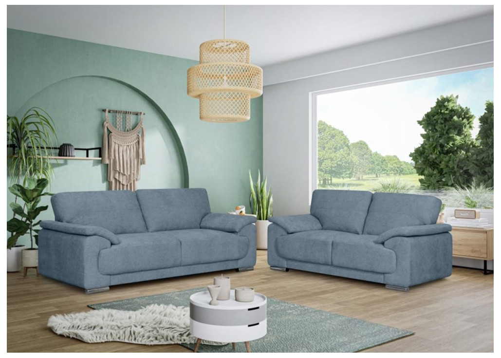 Mėlynos spalvos modernaus dizaino dviejų minkštų sofų komplektas ant metalinių kojelių.