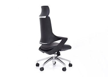 Juodos spalvos darbo kėdė su ratukais, reguliuojamo aukščio funkcija ir reguliuojamu pasvirimo kampu