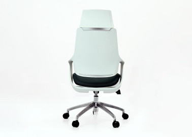 Juodos spalvos su baltu atlošu darbo kėdė su ratukais. Yra reguliuojamo aukščio ir atlošo funkcija