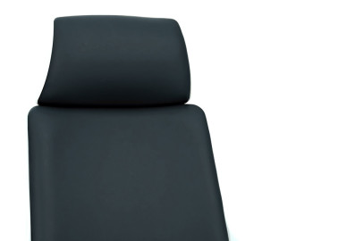 Juodos spalvos su baltu atlošu darbo kėdė su ratukais. Yra reguliuojamo aukščio ir atlošo funkcija