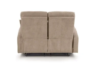 Tai šviesiai rudos spalvos dvivietė reklaksacinė sofa Oslo 2s su pakeliamų kojų ir reguliuojamu nugaros atlošu, puikiai tinkanti komfortui ir atsipalaidavimui namuose.