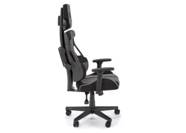 Ši žaidimų kėdė yra ergonomiškai sukurta tam, kad suteiktų išskirtinį komfortą ir palaikymą ilgiems darbo ar žaidimų seansams.

Jos ryškus pilkos ir juodos spalvos dizainas ne tik pritraukia dėmesį, bet ir suteikia stiliaus jūsų erdvei, o reguliuojami elementai užtikrina, kad ji puikiai prisitaikytų prie individualių jūsų poreikių.
