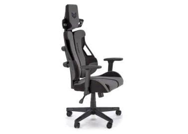 Ši žaidimų kėdė yra ergonomiškai sukurta tam, kad suteiktų išskirtinį komfortą ir palaikymą ilgiems darbo ar žaidimų seansams.

Jos ryškus pilkos ir juodos spalvos dizainas ne tik pritraukia dėmesį, bet ir suteikia stiliaus jūsų erdvei, o reguliuojami elementai užtikrina, kad ji puikiai prisitaikytų prie individualių jūsų poreikių.