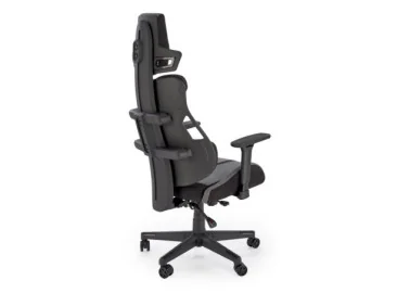 Ši žaidimų kėdė yra ergonomiškai sukurta tam, kad suteiktų išskirtinį komfortą ir palaikymą ilgiems darbo ar žaidimų seansams.

Jos ryškus pilkos ir juodos spalvos dizainas ne tik pritraukia dėmesį, bet ir suteikia stiliaus jūsų erdvei, o reguliuojami elementai užtikrina, kad ji puikiai prisitaikytų prie individualių jūsų poreikių.