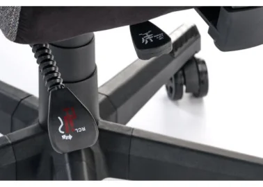 Ši žaidimų kėdė yra ergonomiškai sukurta tam, kad suteiktų išskirtinį komfortą ir palaikymą ilgiems darbo ar žaidimų seansams.

Jos ryškus pilkos ir juodos spalvos dizainas ne tik pritraukia dėmesį, bet ir suteikia stiliaus jūsų erdvei, o reguliuojami elementai užtikrina, kad ji puikiai prisitaikytų prie individualių jūsų poreikių.