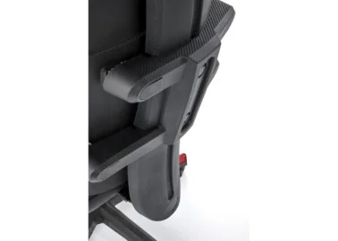 Ši žaidimų kėdė yra ergonomiškai sukurta tam, kad suteiktų išskirtinį komfortą ir palaikymą ilgiems darbo ar žaidimų seansams.

Jos ryškus pilkos ir juodos-raudonos spalvų dizainas ne tik pritraukia dėmesį, bet ir suteikia stiliaus jūsų erdvei, o reguliuojami elementai užtikrina, kad ji puikiai prisitaikytų prie individualių jūsų poreikių.