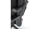 Ši žaidimų kėdė yra ergonomiškai sukurta tam, kad suteiktų išskirtinį komfortą ir palaikymą ilgiems darbo ar žaidimų seansams.
Jos ryškus pilkos ir juodos-raudonos spalvų dizainas ne tik pritraukia dėmesį, bet ir suteikia stiliaus jūsų erdvei, o reguliuojami elementai užtikrina, kad ji puikiai prisitaikytų prie individualių jūsų poreikių.