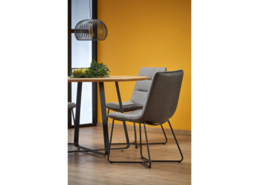 Apvalus stalas „Looper 2“ su medžio drožlės plokštės stalviršiu ir modernia metaline kojų konstrukcija.
Subtilus dizainas, idealiai tinkantis tiek jaukiems, tiek moderniems interjerams.