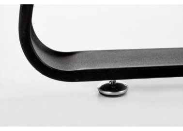 Apvalus stalas „Looper 2“ su medžio drožlės plokštės stalviršiu ir modernia metaline kojų konstrukcija.
Subtilus dizainas, idealiai tinkantis tiek jaukiems, tiek moderniems interjerams.