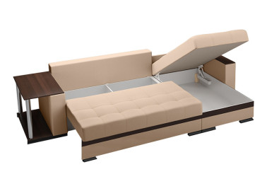 Šviesiai rudos smėlio spalvos universalus minkštas kampas LAG-SER-STA su mediniais porankiais ir staliuku, patalynės dėže ir plačia miegojimo funkcija.