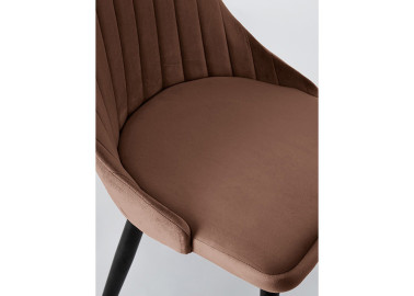 Rudos spalvos elegantiško dizaino veliūrinė valgomojo kėdė London su dažytomis medinėmis kojelėmis. Kėdė atlaiko didelį svorį, yra tvirta, kokybiška, patogi ir apsiūta draugišku gyvūnams audiniu.