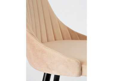 Smėlio spalvos elegantiško dizaino veliūrinė valgomojo kėdė London su dažytomis medinėmis kojelėmis. Kėdė atlaiko didelį svorį, yra tvirta, kokybiška, patogi ir apsiūta draugišku gyvūnams audiniu.