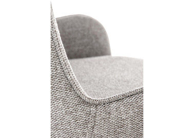 Pilkos spalvos elegantiško dizaino valgomojo kėdė K-481 su juodai dažytomis metalinėmis kojelėmis.