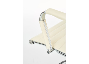 Elegantiška, patogi ir funkcionali kreminės spalvos kėdė Prestige Skid. Kėdė su porankiais, pagaminta iš metalinio korpuso.