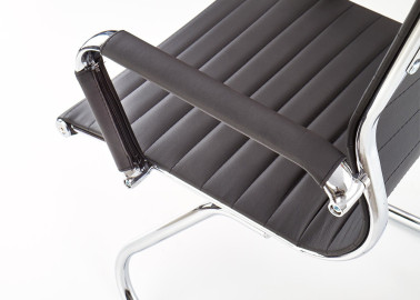 Elegantiška, patogi ir funkcionali juodos spalvos kėdė Prestige Skid. Kėdė su porankiais, pagaminta iš metalinio korpuso.