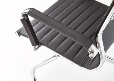Elegantiška, patogi ir funkcionali juodos spalvos kėdė Prestige Skid. Kėdė su porankiais, pagaminta iš metalinio korpuso.