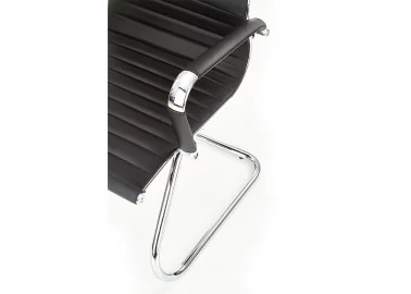 Elegantiška, patogi ir funkcionali juodos spalvos kėdė Prestige Skid. Kėdė su porankiais, pagaminta iš metalinio korpuso.