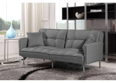 Elegantiško dizaino pilkos spalvos sofa su aukštomis siauromis kojelėmis. Sofa turi relaksacinę funkciją - nugaros atlošas atsilenkia atgal, taip sukuriant erdvę poilsiui, o pilnai nulenkus žemyn - plačią miegamą erdvę.