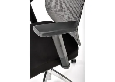 "Admiral" darbo kėdė yra juodos spalvos, elegantiška ir ergonomiška, su reguliuojamais parametrais ir kokybiška apdaila, užtikrinanti komfortą ir palaikymą ilgų darbo valandų metu.