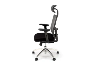 "Admiral" darbo kėdė yra juodos spalvos, elegantiška ir ergonomiška, su reguliuojamais parametrais ir kokybiška apdaila, užtikrinanti komfortą ir palaikymą ilgų darbo valandų metu.