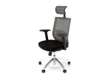 "Admiral" darbo kėdė yra juodos spalvos, elegantiška ir ergonomiška, su reguliuojamais parametrais ir kokybiška apdaila, užtikrinanti komfortą ir palaikymą ilgų darbo valandų metu.