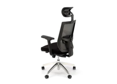 "Admiral" darbo kėdė yra juodos spalvos, elegantiška ir ergonomiška, su reguliuojamais parametrais ir kokybiška apdaila, užtikrinanti komfortą ir palaikymą ilgų darbo valandų metu.